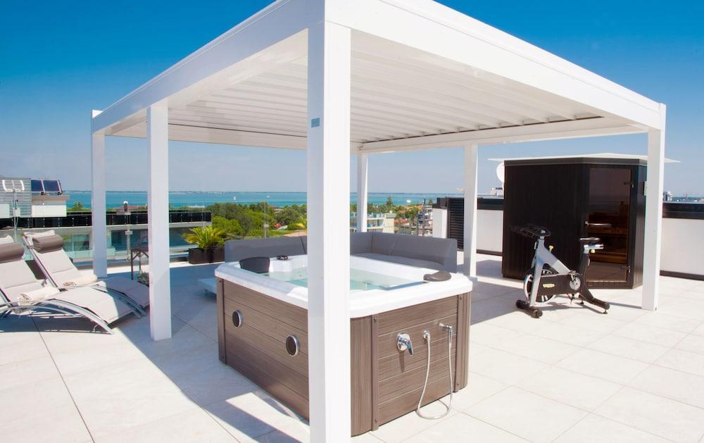 Hotel Rossini 4S Lignano Sabbiadoro Bagian luar foto