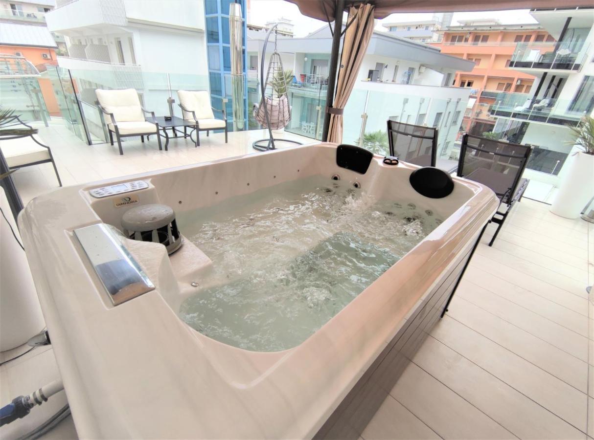 Hotel Rossini 4S Lignano Sabbiadoro Bagian luar foto