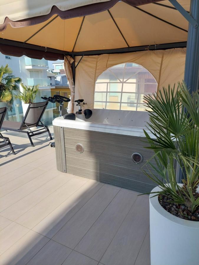 Hotel Rossini 4S Lignano Sabbiadoro Bagian luar foto