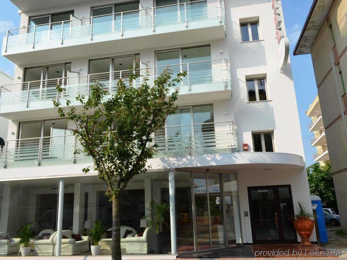 Hotel Rossini 4S Lignano Sabbiadoro Bagian luar foto