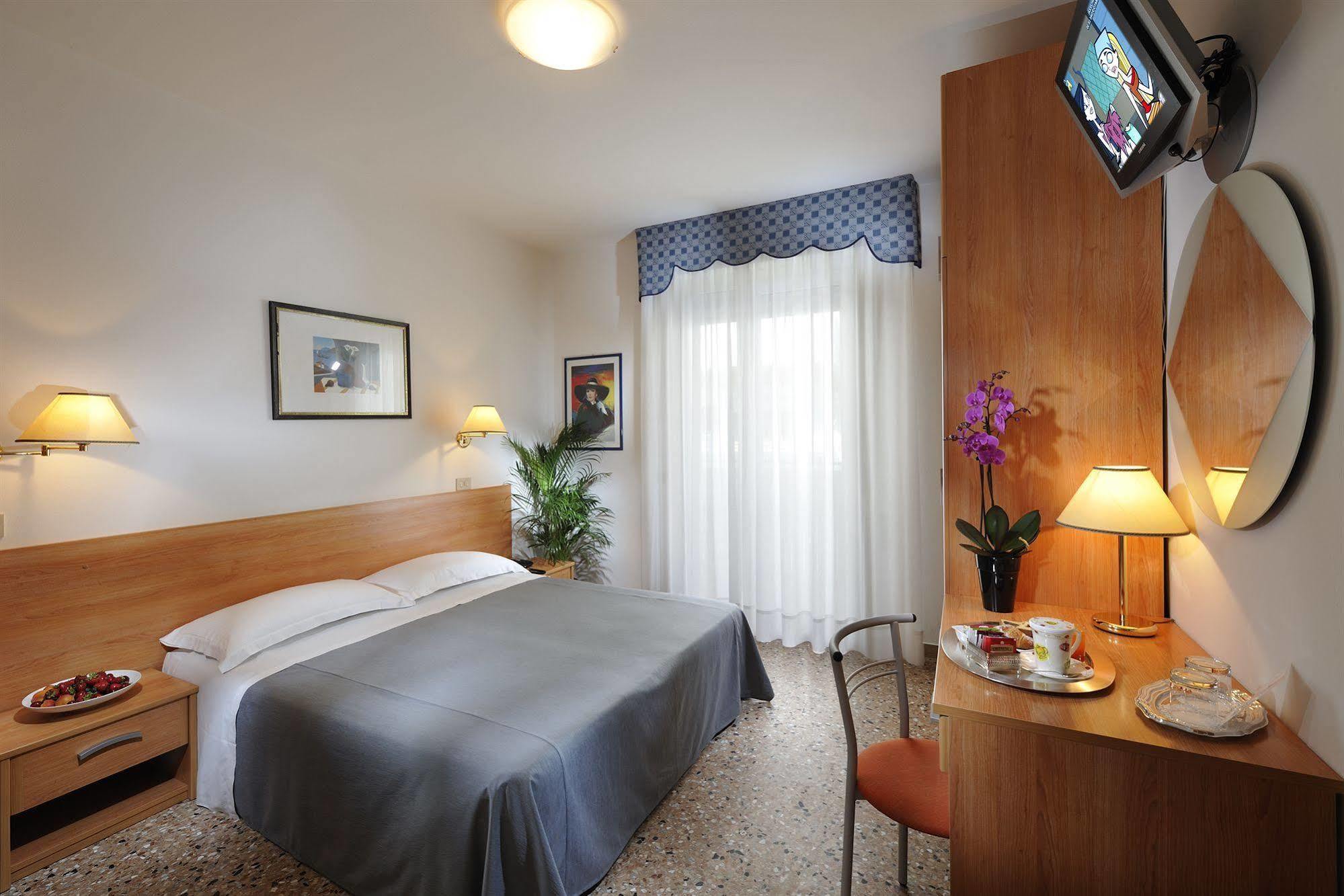 Hotel Rossini 4S Lignano Sabbiadoro Bagian luar foto
