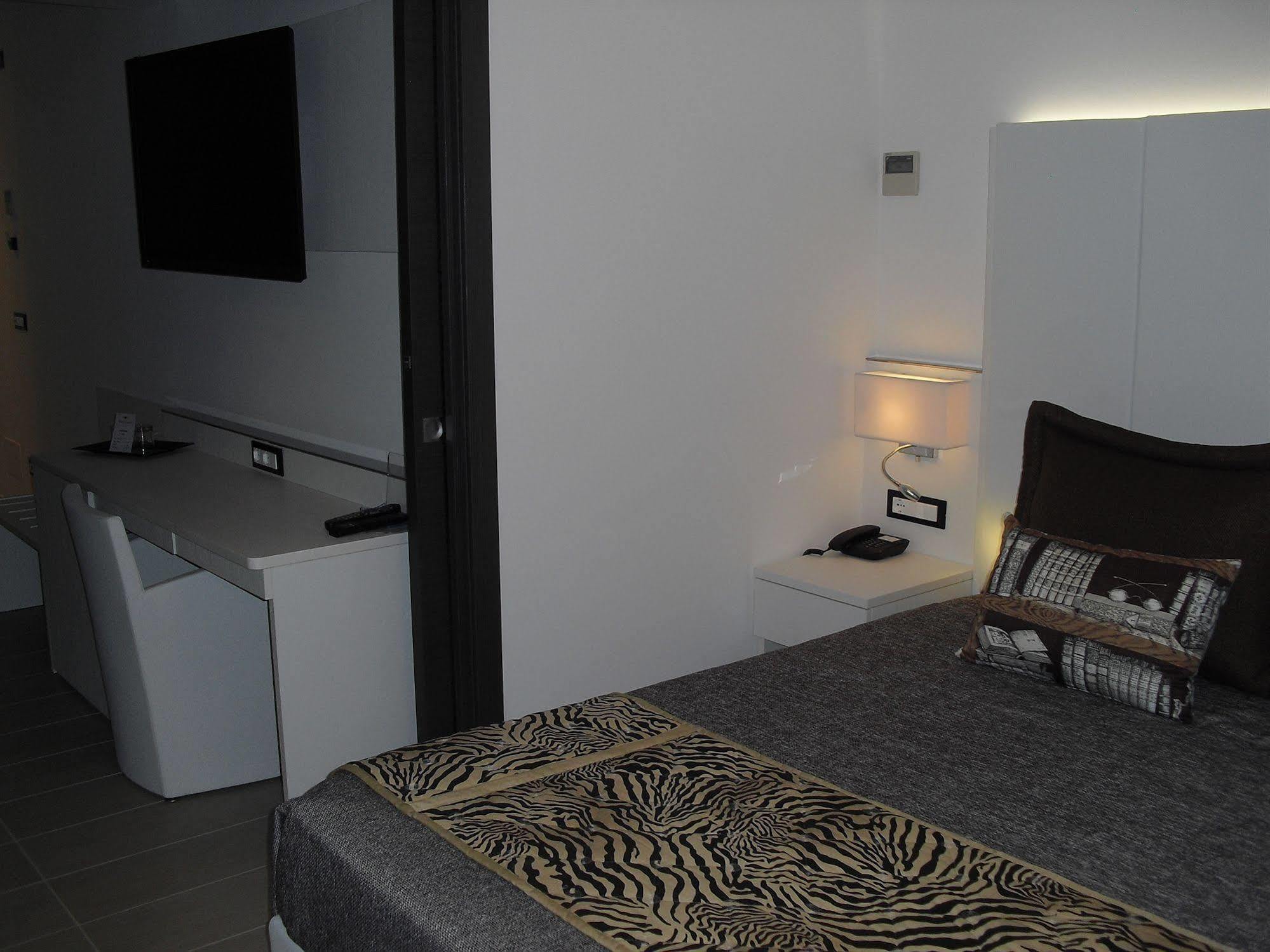 Hotel Rossini 4S Lignano Sabbiadoro Bagian luar foto