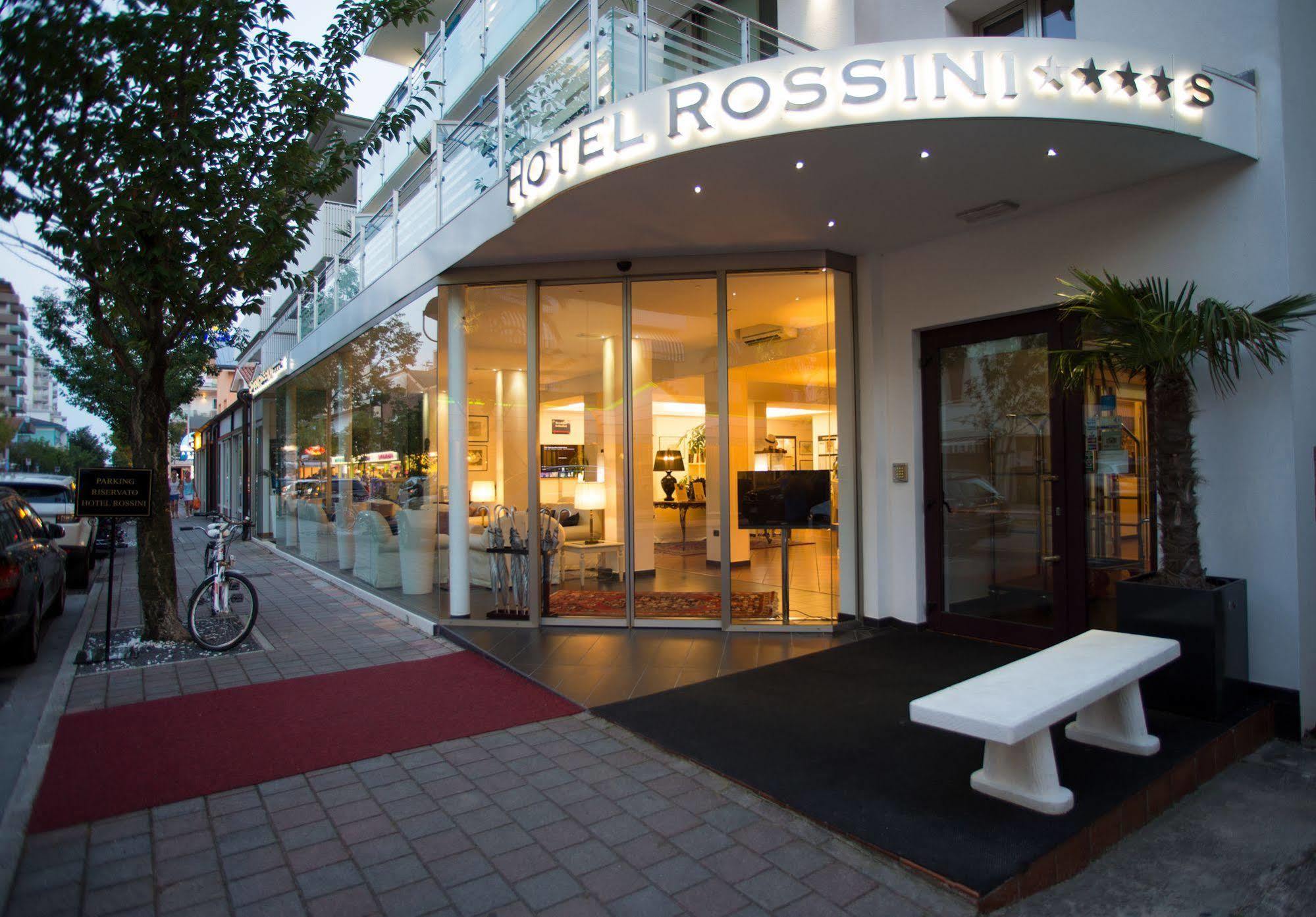 Hotel Rossini 4S Lignano Sabbiadoro Bagian luar foto