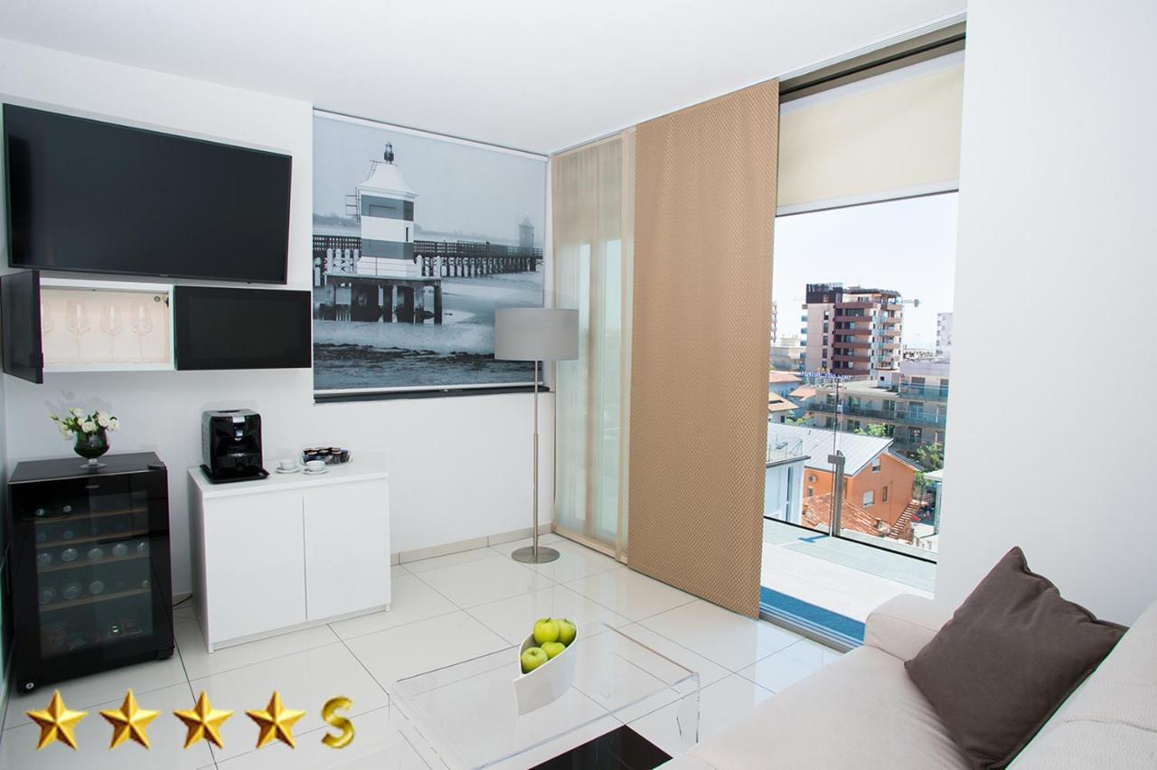 Hotel Rossini 4S Lignano Sabbiadoro Bagian luar foto