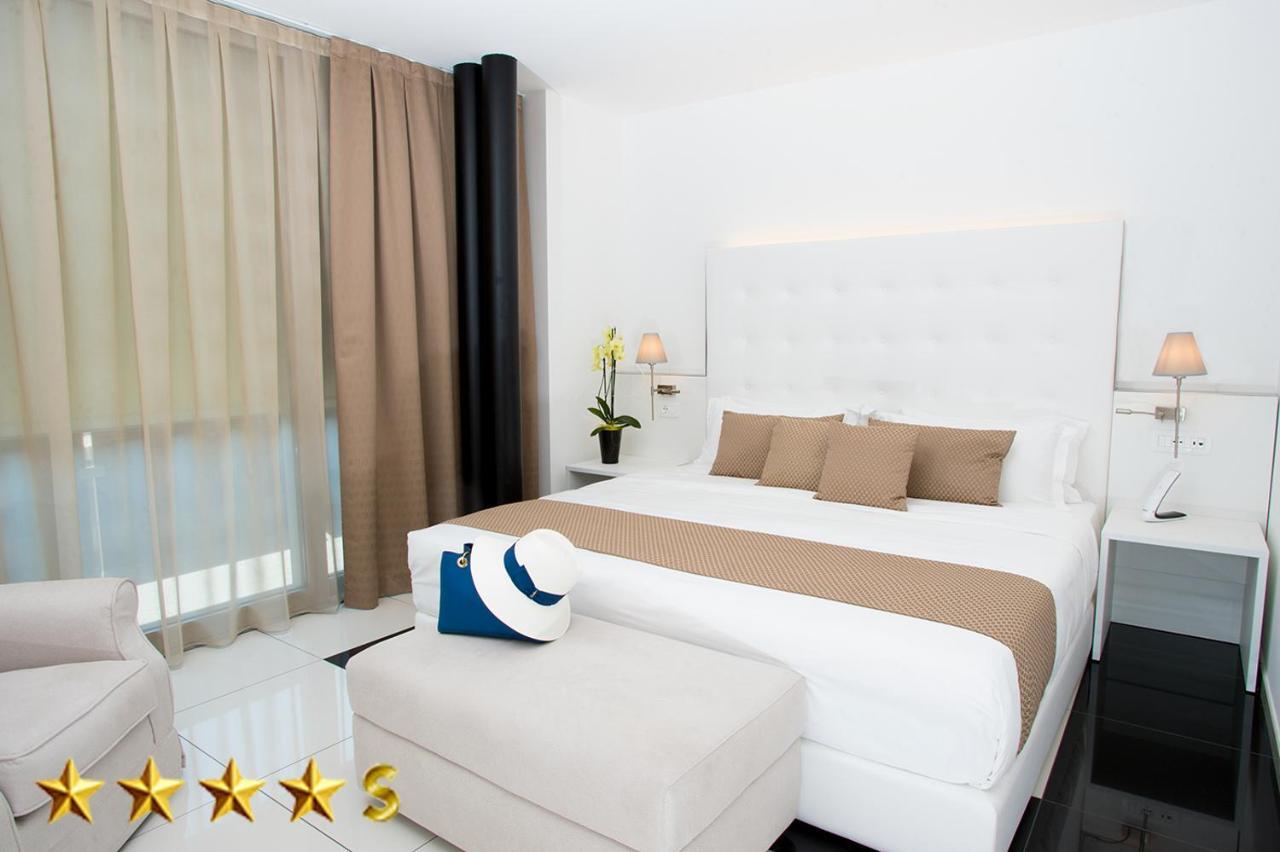Hotel Rossini 4S Lignano Sabbiadoro Bagian luar foto