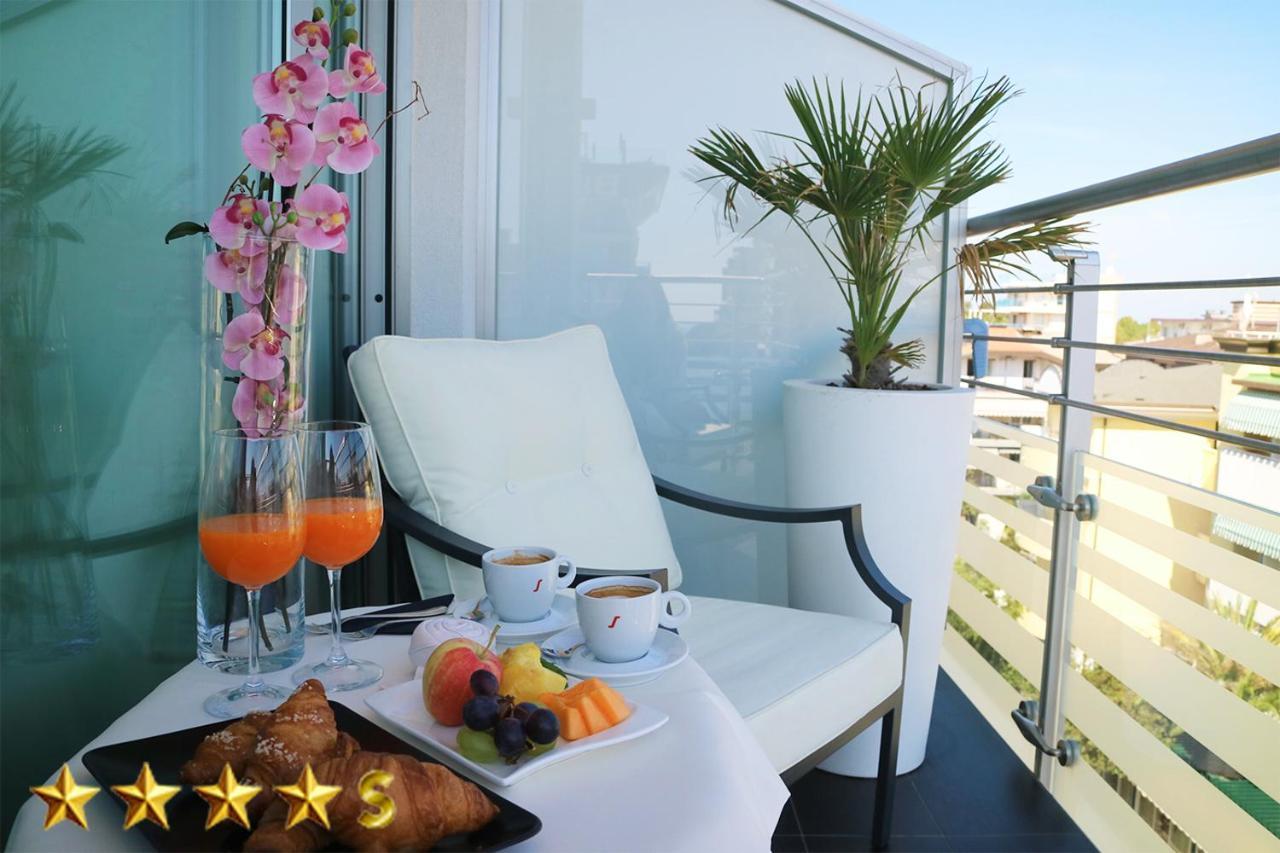 Hotel Rossini 4S Lignano Sabbiadoro Bagian luar foto