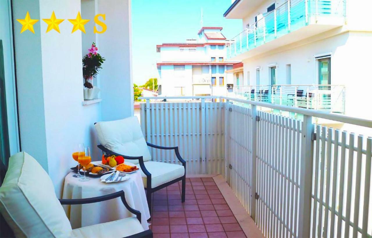 Hotel Rossini 4S Lignano Sabbiadoro Bagian luar foto